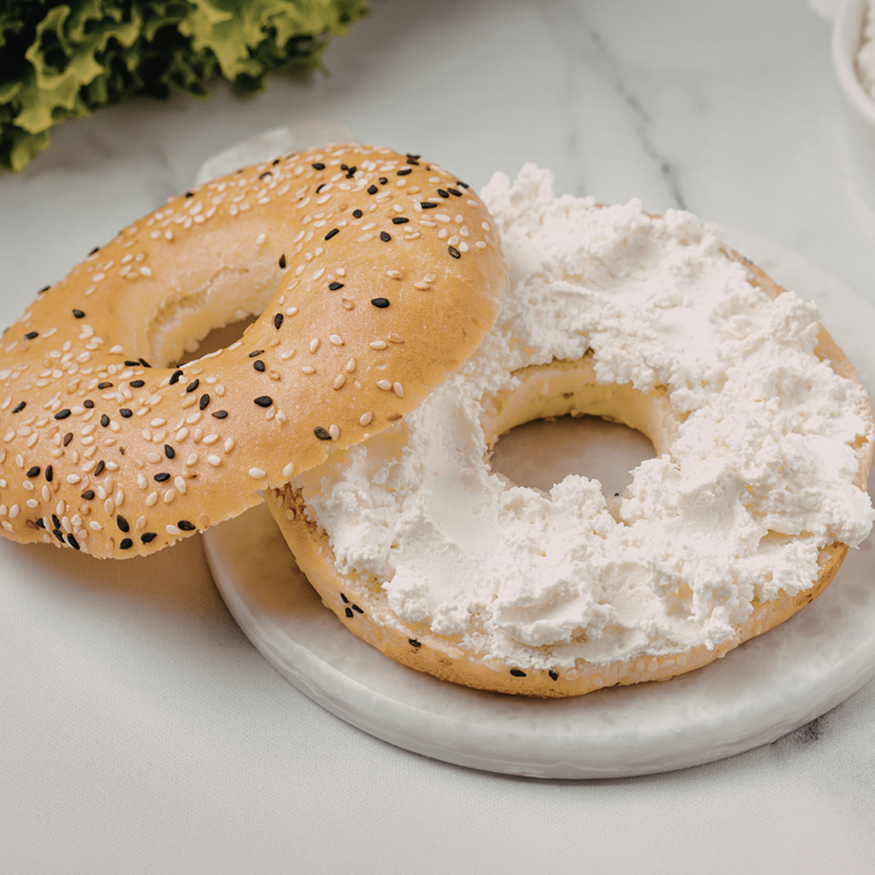 bagel in plate